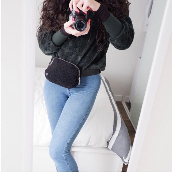 NWT RARE SOLD OUT Everywhere Fleece Belt Bag - Picture 16 of 16